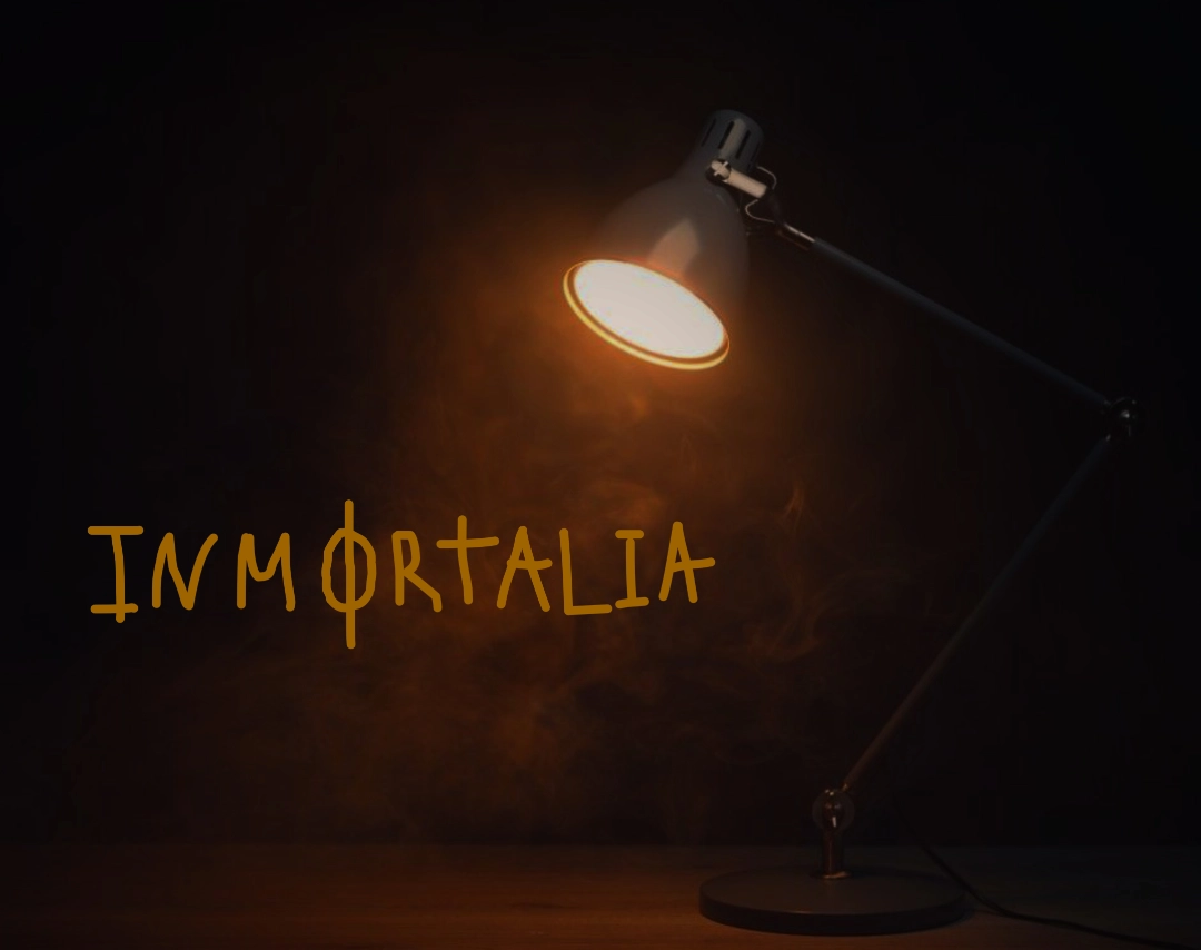Lámpara encendida sobre una mesa, luz cálida en la oscuridad, símbolo del universo Inmortalia.